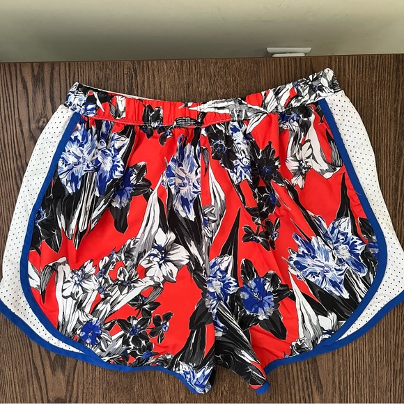 Nike Tempo Hyper Femme Floral Shorts - Picture 2 of 3